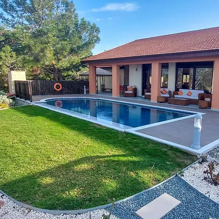 Pine And Olive Seahouse Villa *