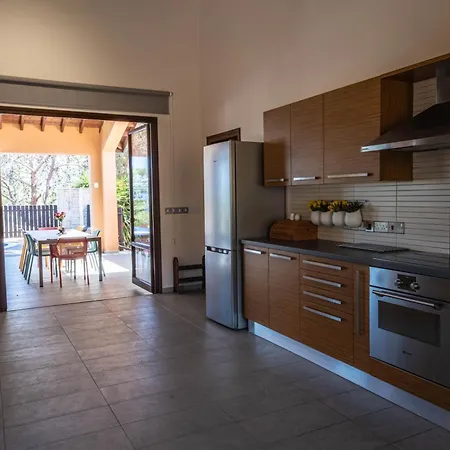 Pine And Olive Seahouse Villa *