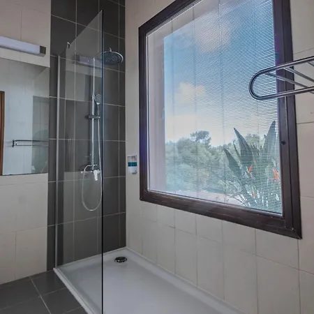 Pine And Olive Seahouse Villa *