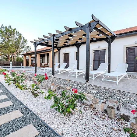 Pine And Olive Seahouse Villa