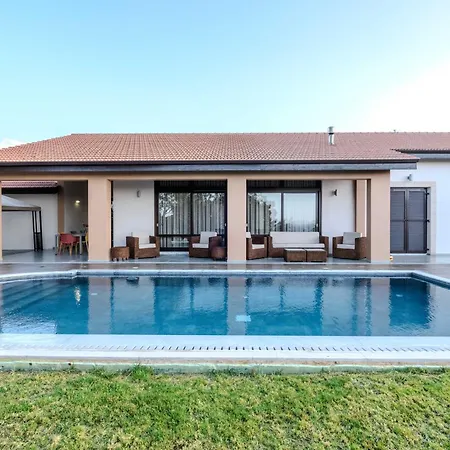 Pine And Olive Seahouse Villa *