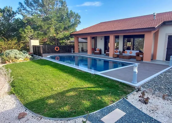 Pine And Olive Seahouse Villa *