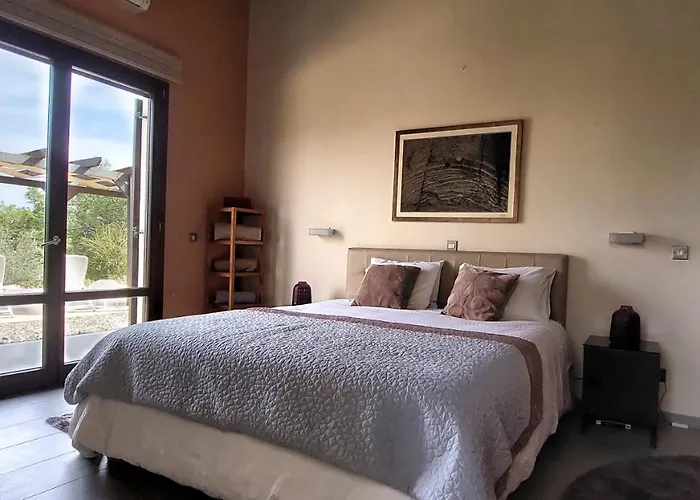 Pine And Olive Seahouse Villa *