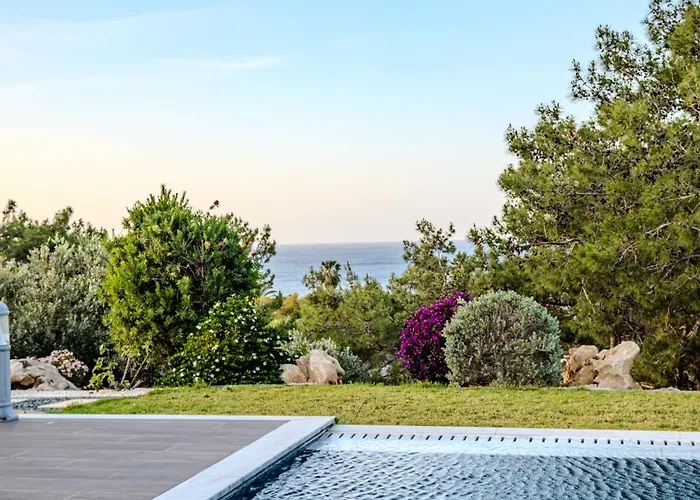 Pine And Olive Seahouse Villa *