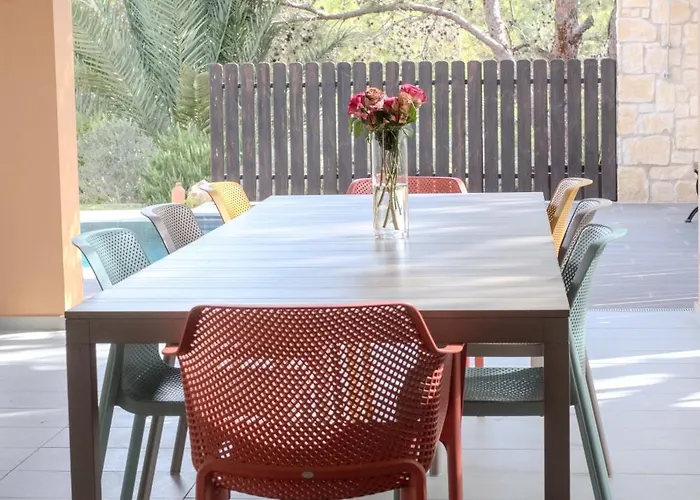 Pine And Olive Seahouse Villa *