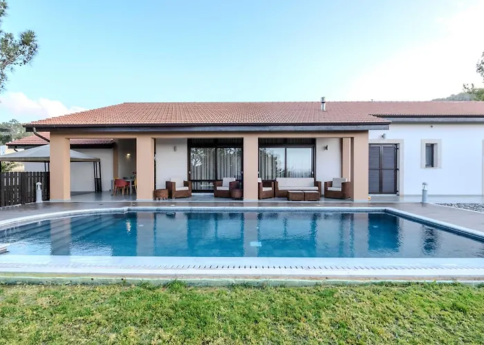 Pine And Olive Seahouse Villa *