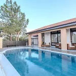 Pine And Olive Seahouse וילה