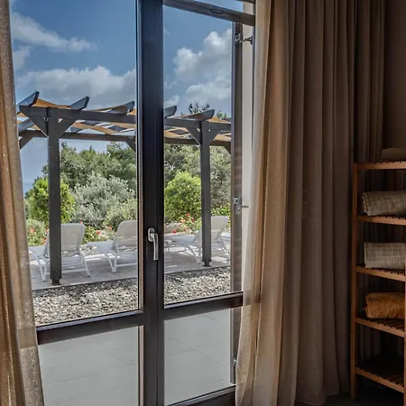 Pine And Olive Seahouse Villa